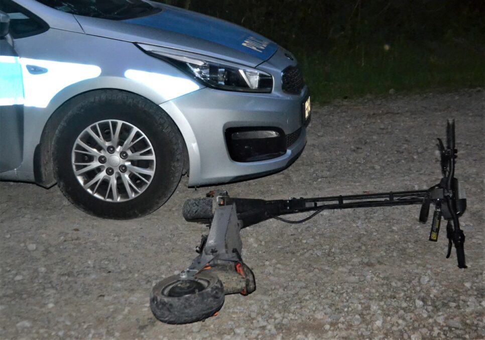 Niebezpieczne przejażdżki na hulajnogach – interwencje myślenickich policjantów. Myślenice