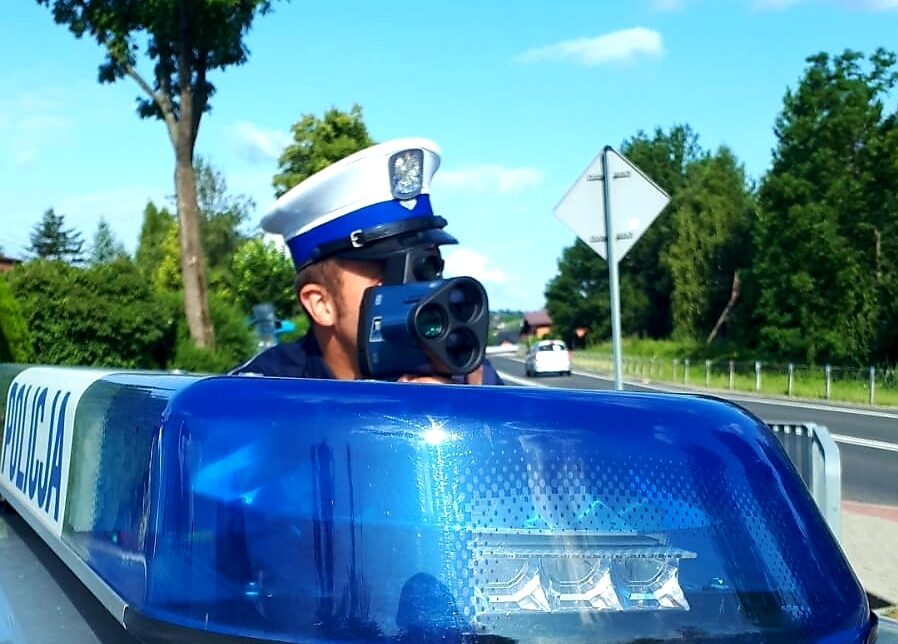 Wzmożone działania sądeckiej Policji.  Funkcjonariusze radzą, jak bezpiecznie spędzić długi weekend. Nowy Sącz