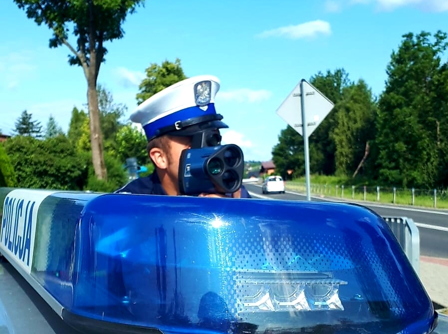 Wzmożone działania sądeckiej Policji.  Funkcjonariusze radzą, jak bezpiecznie spędzić długi weekend. Nowy Sącz