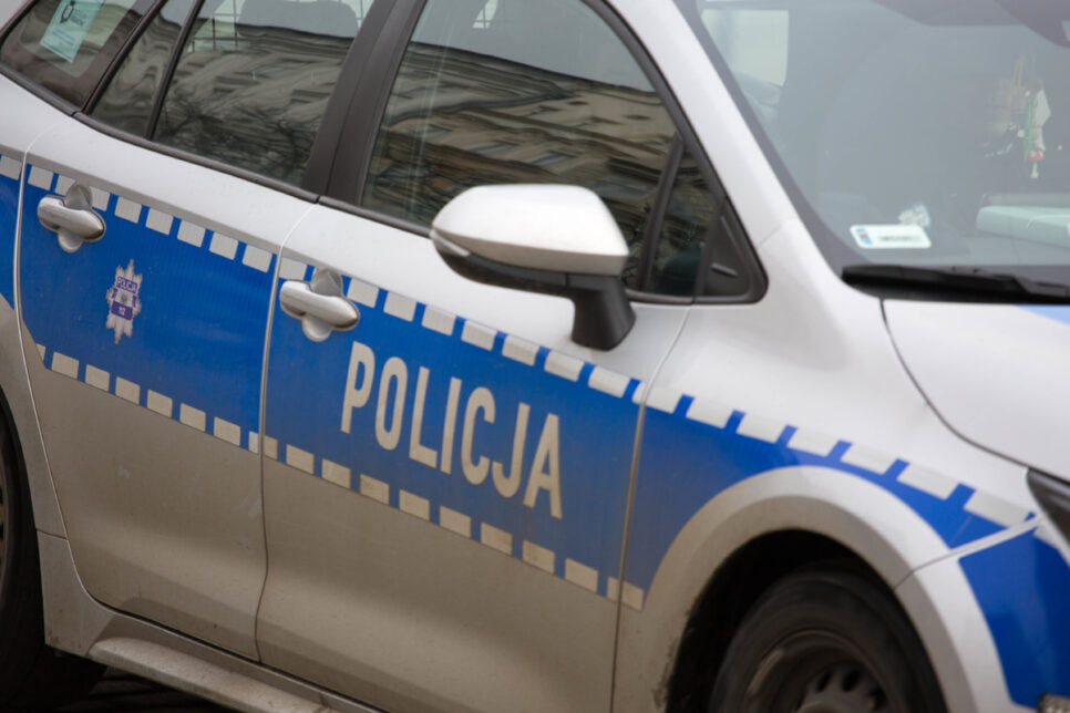 Policjanci gasili płonący samochód. Chrzanów