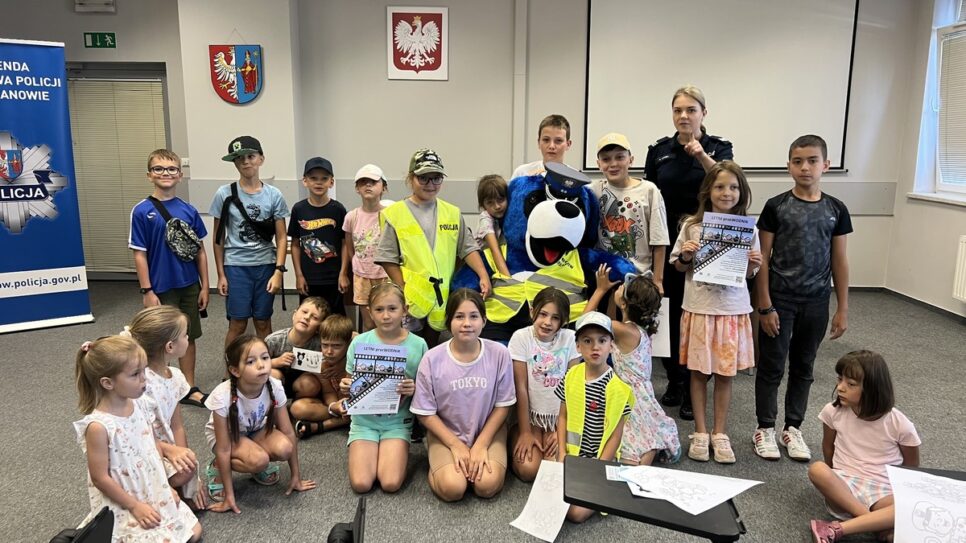 Półkoloniści z wizytą w Komendzie Powiatowej Policji w Chrzanowie. Chrzanów