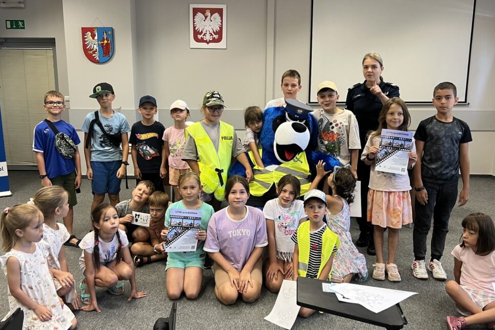 Półkoloniści z wizytą w Komendzie Powiatowej Policji w Chrzanowie. Chrzanów