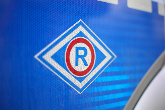 Motocyklista uciekł z miejsca  zdarzenia drogowego, bo miał sądowy zakaz prowadzenia pojazdów. Bochnia