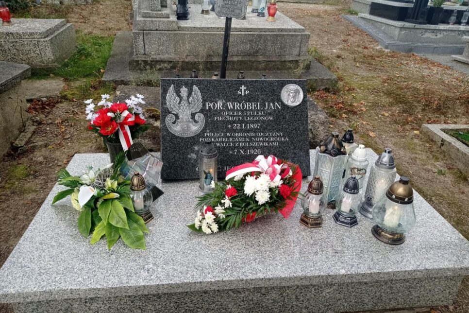 Upamiętnienie porucznika Janka Wróbla nad grobem w Męcinie. Gmina Limanowa