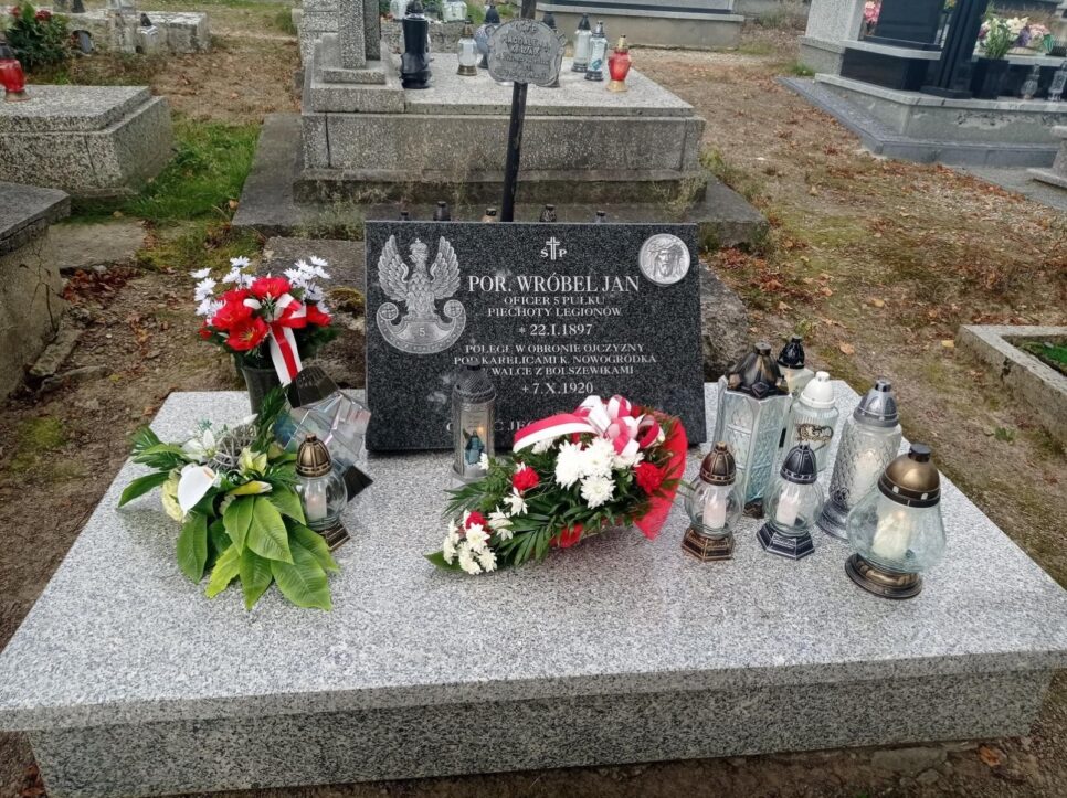 Upamiętnienie porucznika Janka Wróbla nad grobem w Męcinie. Gmina Limanowa