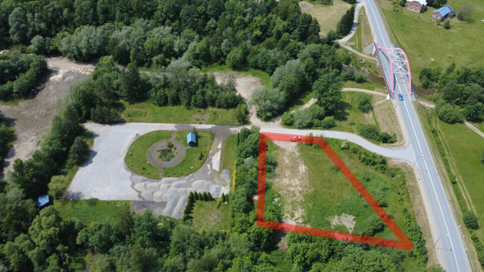 Gmina Sękowa zachęca do zapoznania się z ofertą na zakup nieruchomości przeznaczonej pod usługi handlu i gastronomii w ROPICY GÓRNEJ. Gmina Sekowa