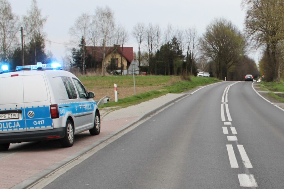 Gmina Osiek. Motorowerzysta w organizmie miał dwa narkotyki. Chcąc uniknąć kontroli drogowej potrącił policjanta i uszkodził radiowóz.. Oświęcim