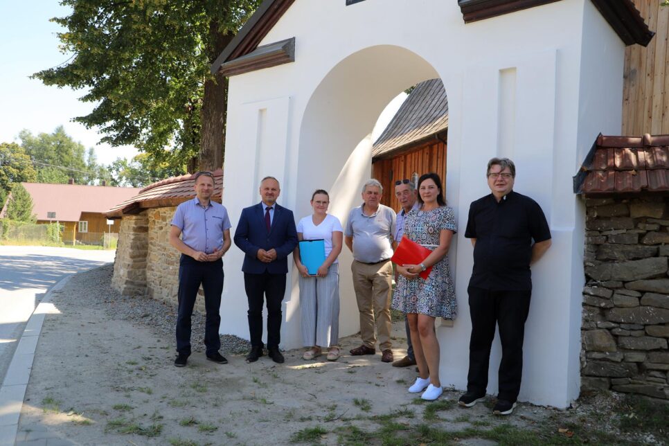 Remonty murów przy zabytkowych kościołach w Męcinie i Pisarzowej zakończone. Gmina Limanowa