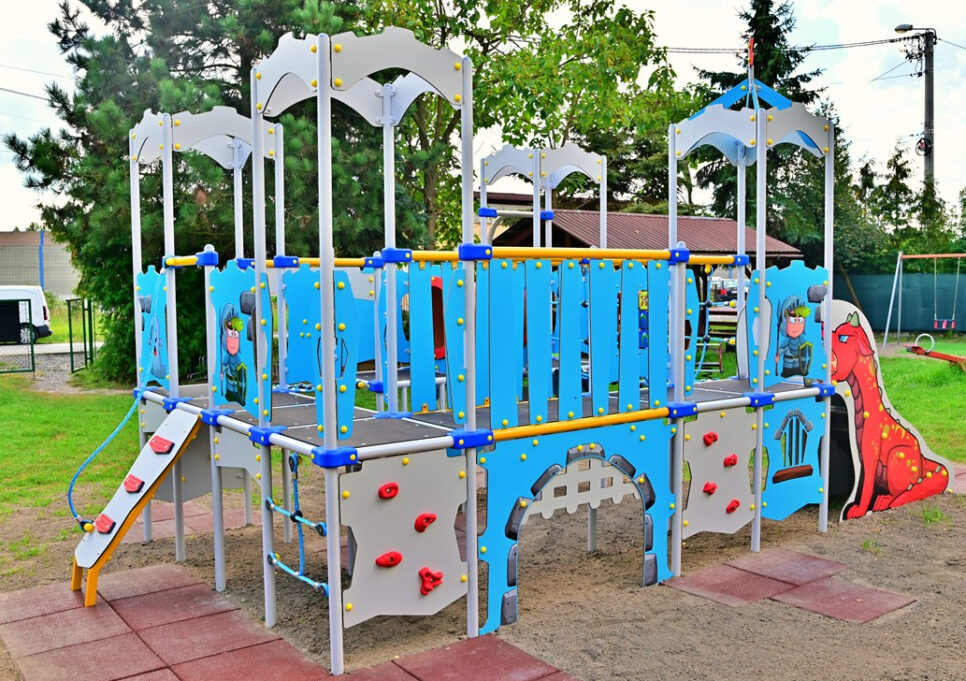 Kolorowo i bezpiecznie – plac zabaw w Sterkowcu. Gmina Brzesko