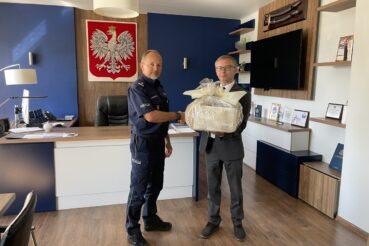 Nowy sprzęt dla tarnowskiej drogówki – MORD przekazał profesjonalny aparat fotograficzny. Tarnów