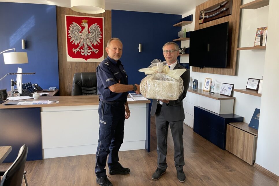 Nowy sprzęt dla tarnowskiej drogówki – MORD przekazał profesjonalny aparat fotograficzny. Tarnów