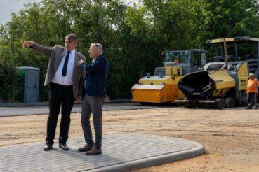 Nowa nawierzchnia na parkingu przy cmentarzu w Kalwarii Zebrzydowskiej. Kalwaria Zebrzydowska