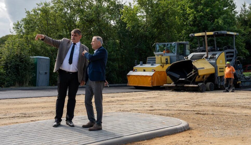 Nowa nawierzchnia na parkingu przy cmentarzu w Kalwarii Zebrzydowskiej. Kalwaria Zebrzydowska