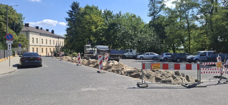 Rozpoczęto remont parkingu przed Nowym Kościołem w Dąbrowie Tarnowskiej. Gmina Dąbrowa Tarnowska