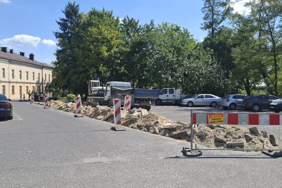 Rozpoczęto remont parkingu przed Nowym Kościołem w Dąbrowie Tarnowskiej. Gmina Dąbrowa Tarnowska