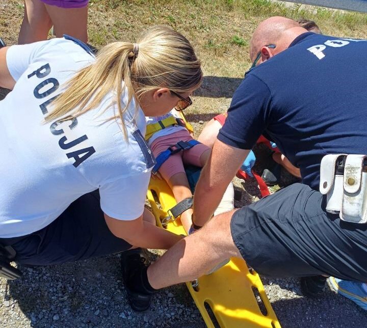 Policjanci z Nowego Targu ruszyli na pomoc poszkodowanej 8-latce. Nowy Targ