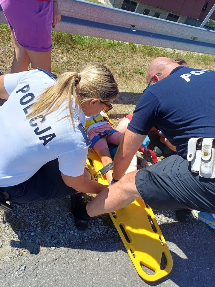 Policjanci z Nowego Targu ruszyli na pomoc poszkodowanej 8-latce. Nowy Targ