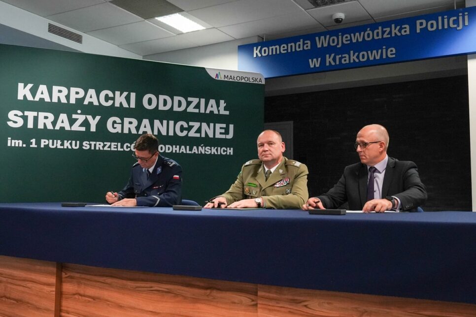 Uroczyste podpisanie porozumień o współpracy na rzecz klas mundurowych w małopolskich szkołach. Nowy Sącz