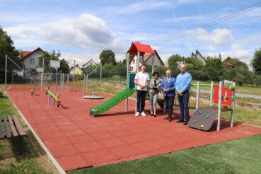 Wyposażenie placu zabaw przy Szkole Podstawowej w Pasierbcu. Gmina Limanowa