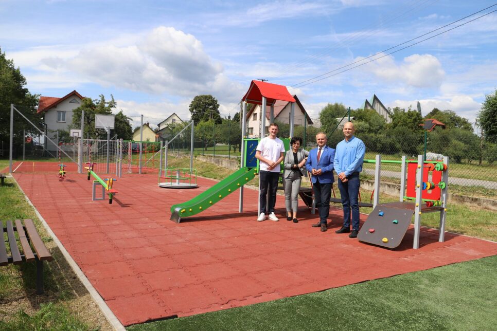 Wyposażenie placu zabaw przy Szkole Podstawowej w Pasierbcu. Gmina Limanowa