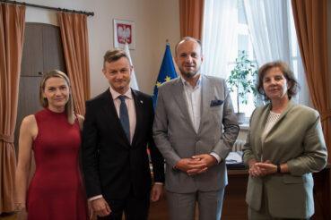 Wizyta szefa Urzędu do Spraw Cudzoziemców w MUW w Krakowie. Małopolska