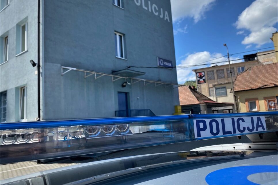 Szybka reakcja policjantów z Myślenic uratowała życie 42-latka. Myślenice