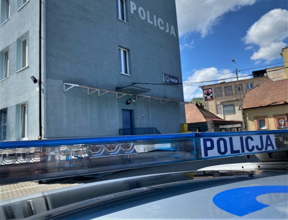 Szybka reakcja policjantów z Myślenic uratowała życie 42-latka. Myślenice