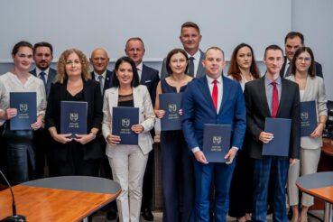 Nagrody i awanse podczas inauguracji roku szkolnego 2025/2026 w Starostwie Powiatowym w Gorlicach. Gorlice