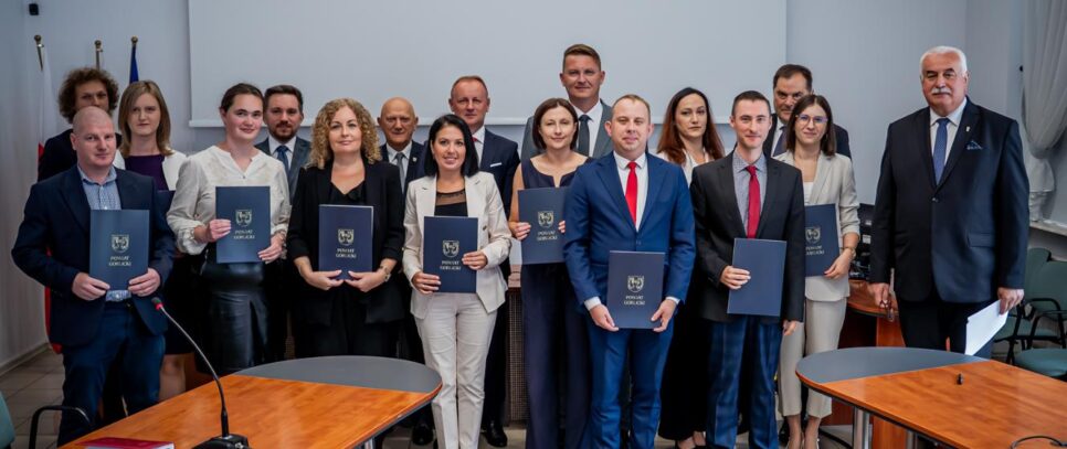 Nagrody i awanse podczas inauguracji roku szkolnego 2025/2026 w Starostwie Powiatowym w Gorlicach. Gorlice