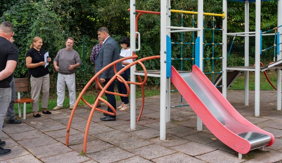 Kolejne inwestycje w Brodach – remont szkoły i modernizacja placu zabaw. Kalwaria Zebrzydowska