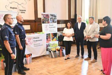 Odblaski dla pierwszoklasistów – powiat krakowski dba o bezpieczeństwo dzieci. Powiat krakowski