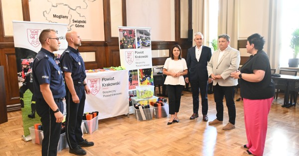 Odblaski dla pierwszoklasistów – powiat krakowski dba o bezpieczeństwo dzieci. Powiat krakowski