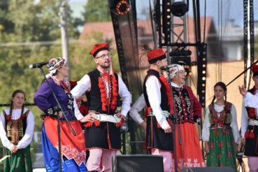 Obrzęd w wykonaniu „Powiślan” uświetnił dożynki powiatowe w Dąbrowie Tarnowskiej. Gmina Dąbrowa Tarnowska