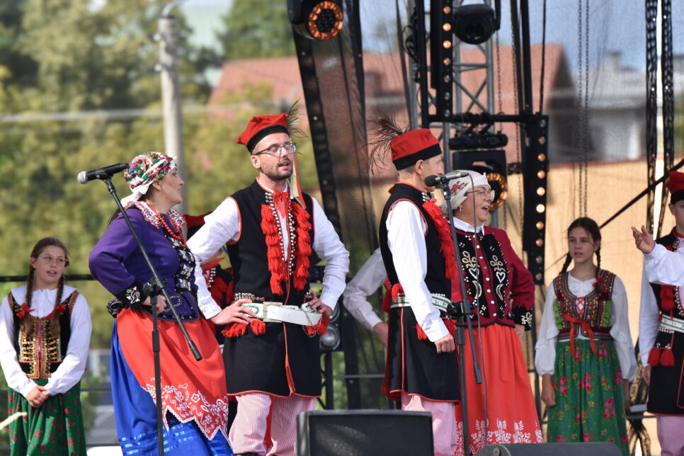 Obrzęd w wykonaniu „Powiślan” uświetnił dożynki powiatowe w Dąbrowie Tarnowskiej. Gmina Dąbrowa Tarnowska