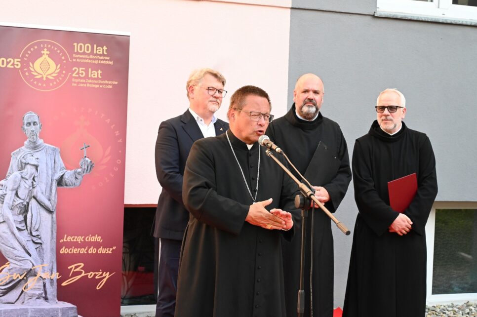Uroczyste odsłonięcie tablicy jubileuszowej w Szpitalu Bonifratrów w Łodzi. Zakon Bonifratrzy Kraków