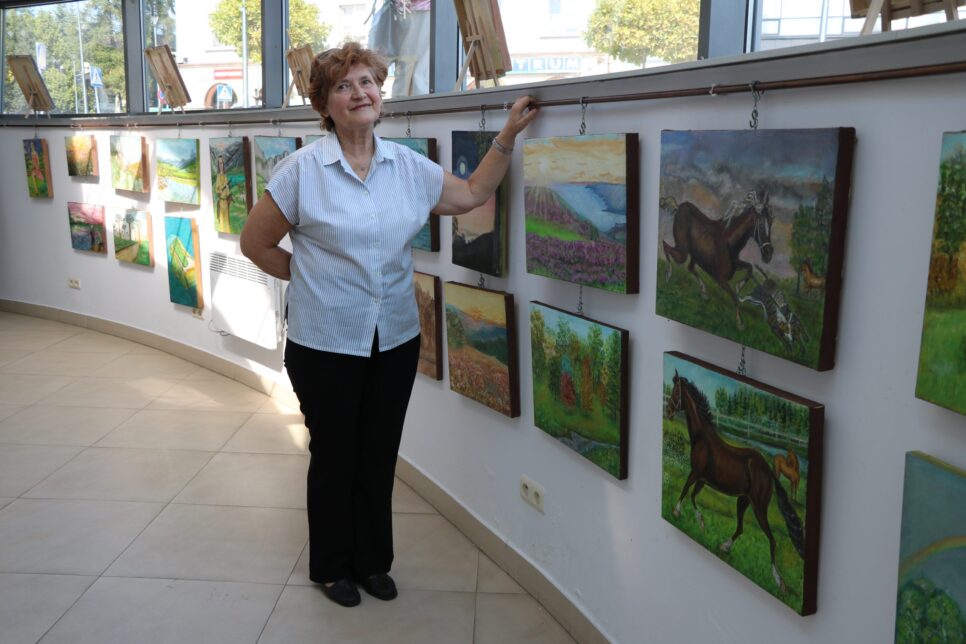 „Widziane z bliska i z daleka” – zaproszenie na wystawę prac Marii Hebdy w Powiatowym Centrum Informacji Turystycznej w Limanowej. Powiat limanowski