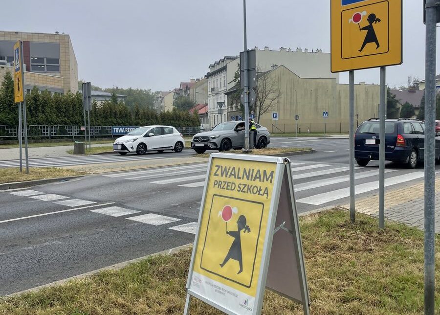 Bezpieczny powrót z wakacji oraz bezpieczna droga do szkoły – policyjna akcja przy Niepublicznym Zespole Szkolno-Przedszkolnym „Siódemka” w Tarnowie. Tarnów