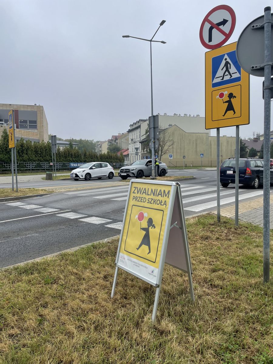 Bezpieczny powrót z wakacji oraz bezpieczna droga do szkoły – policyjna akcja przy Niepublicznym Zespole Szkolno-Przedszkolnym „Siódemka” w Tarnowie. Tarnów