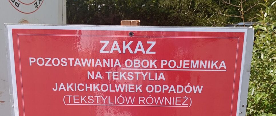 Kategoryczny zakaz pozostawiania odpadów przy kontenerach PCK. Raba Wyżna