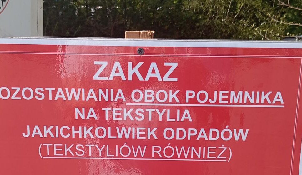 Kategoryczny zakaz pozostawiania odpadów przy kontenerach PCK. Raba Wyżna