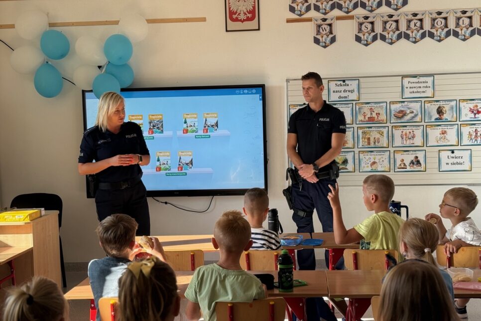 #DzielnicowyBliżejNas – Policjanci czuwają nad bezpieczeństwem uczniów. Myślenice