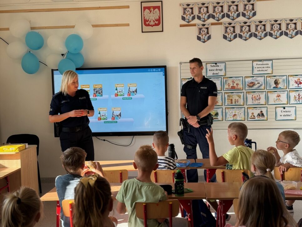 #DzielnicowyBliżejNas – Policjanci czuwają nad bezpieczeństwem uczniów. Myślenice