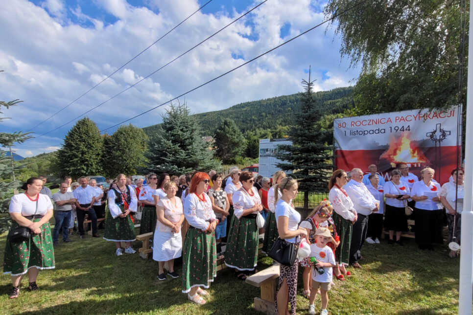 Msza Święta przy pomniku ofiar pacyfikacji na Gruszowcu. Gmina Dobra