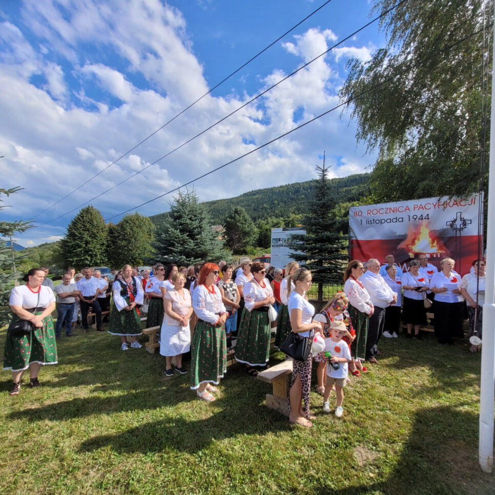 Msza Święta przy pomniku ofiar pacyfikacji na Gruszowcu. Gmina Dobra