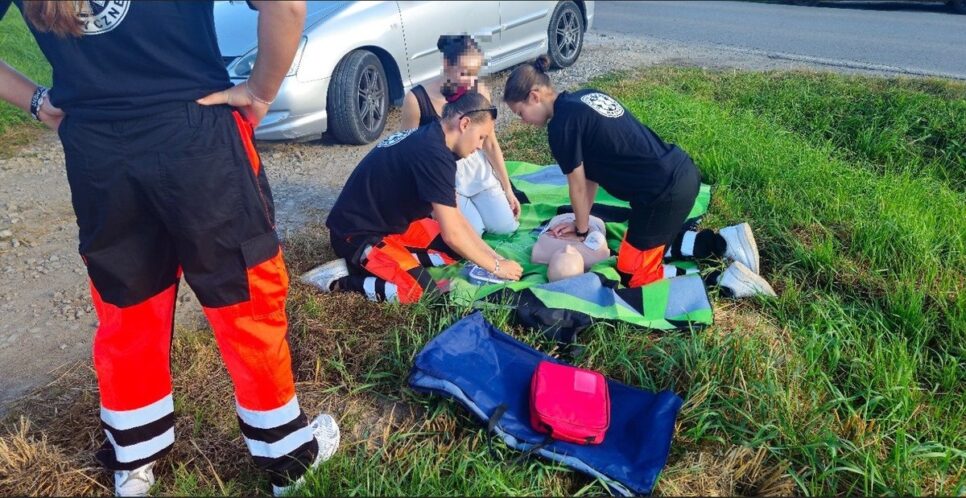 Powiat oświęcimski. Policjanci wspólnie z uczennicami ratownictwa medycznego z powiatowej „szóstki”, przeprowadzili działania pn. „Bezpieczny powrót do szkoły”.. Oświęcim