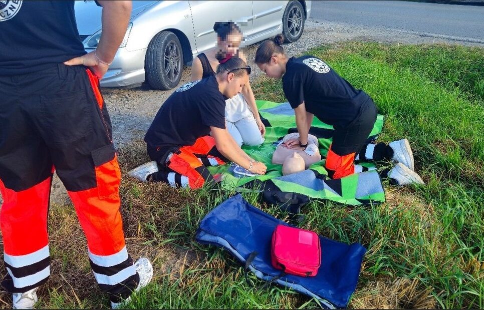 Powiat oświęcimski. Policjanci wspólnie z uczennicami ratownictwa medycznego z powiatowej „szóstki”, przeprowadzili działania pn. „Bezpieczny powrót do szkoły”.. Oświęcim