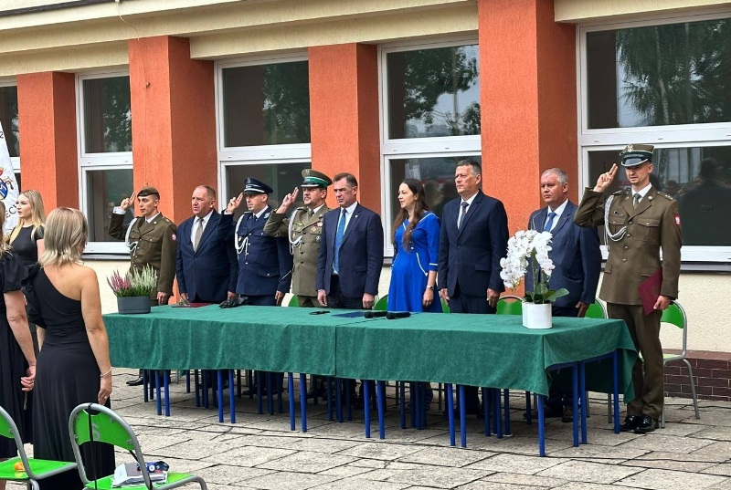 Inauguracja roku szkolnego w Zespole Szkół nr 2 w Miechowie otwierająca pierwsze klasy o profilu mundurowym. Miechów