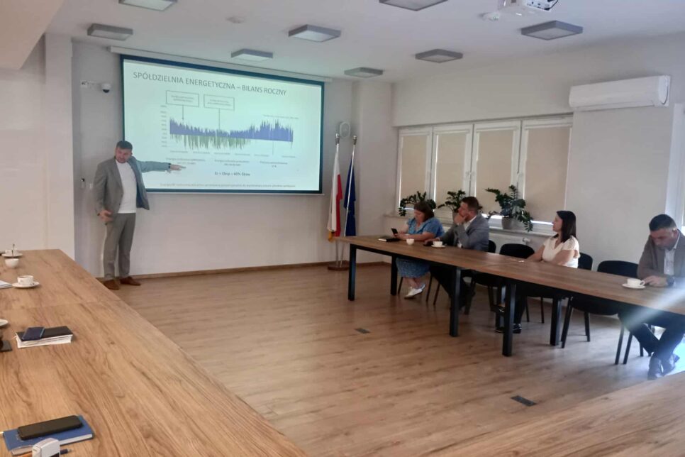 Spotkanie poświęcone roli spółdzielni energetycznych w transformacji energetycznej gmin. Gmina Borzęcin