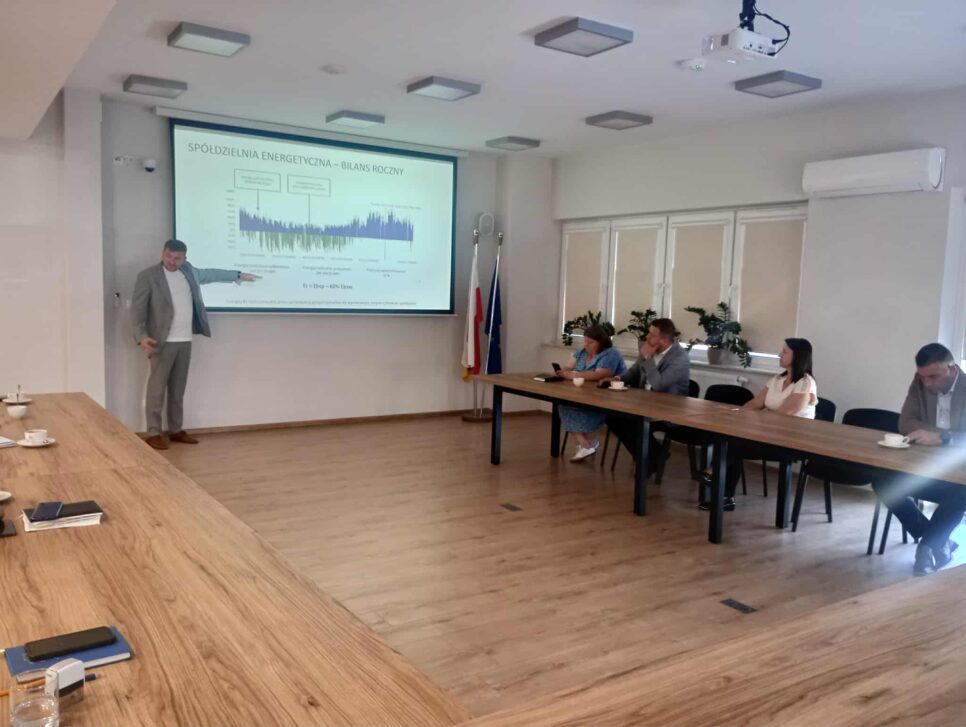 Spotkanie poświęcone roli spółdzielni energetycznych w transformacji energetycznej gmin. Gmina Borzęcin