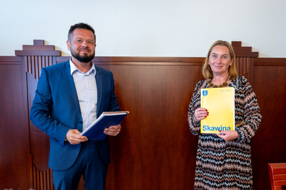 Umowa na budowę wielofunkcyjnego boiska sportowego w Jaśkowicach podpisana. Gmina Skawina